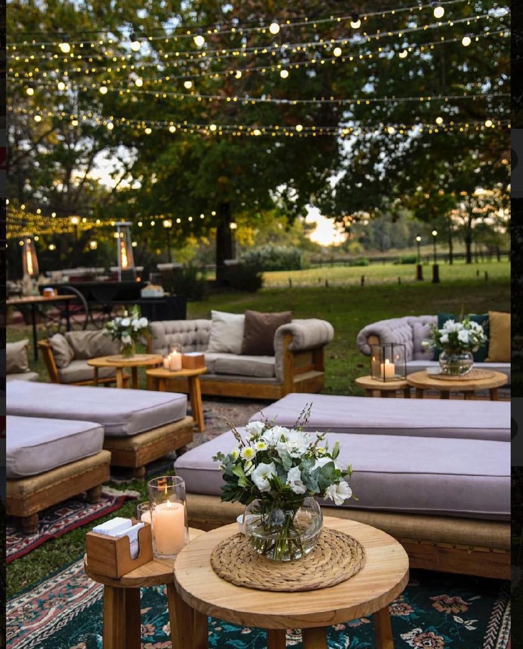 Living y arreglo floral