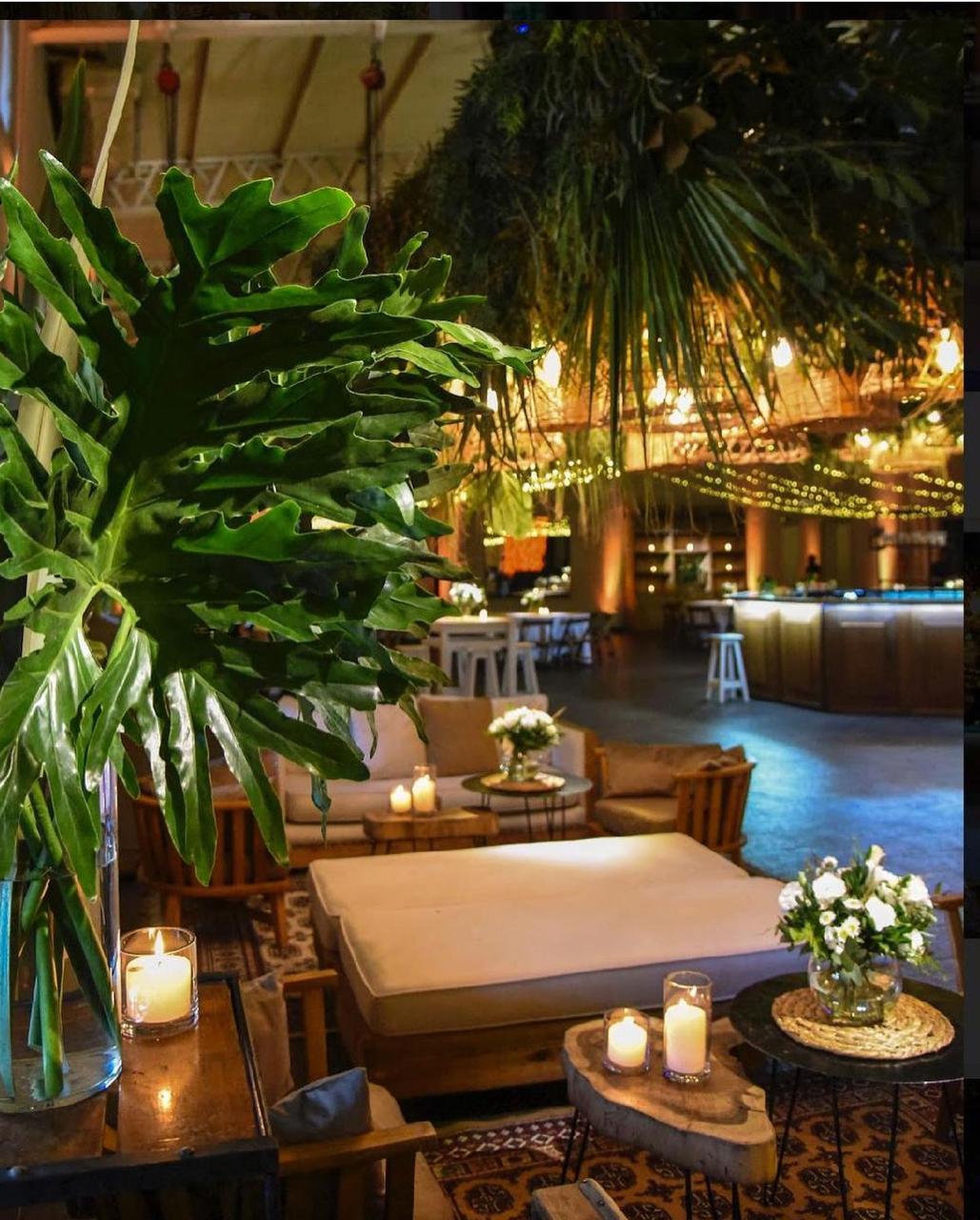 Mesa de interior con arreglos