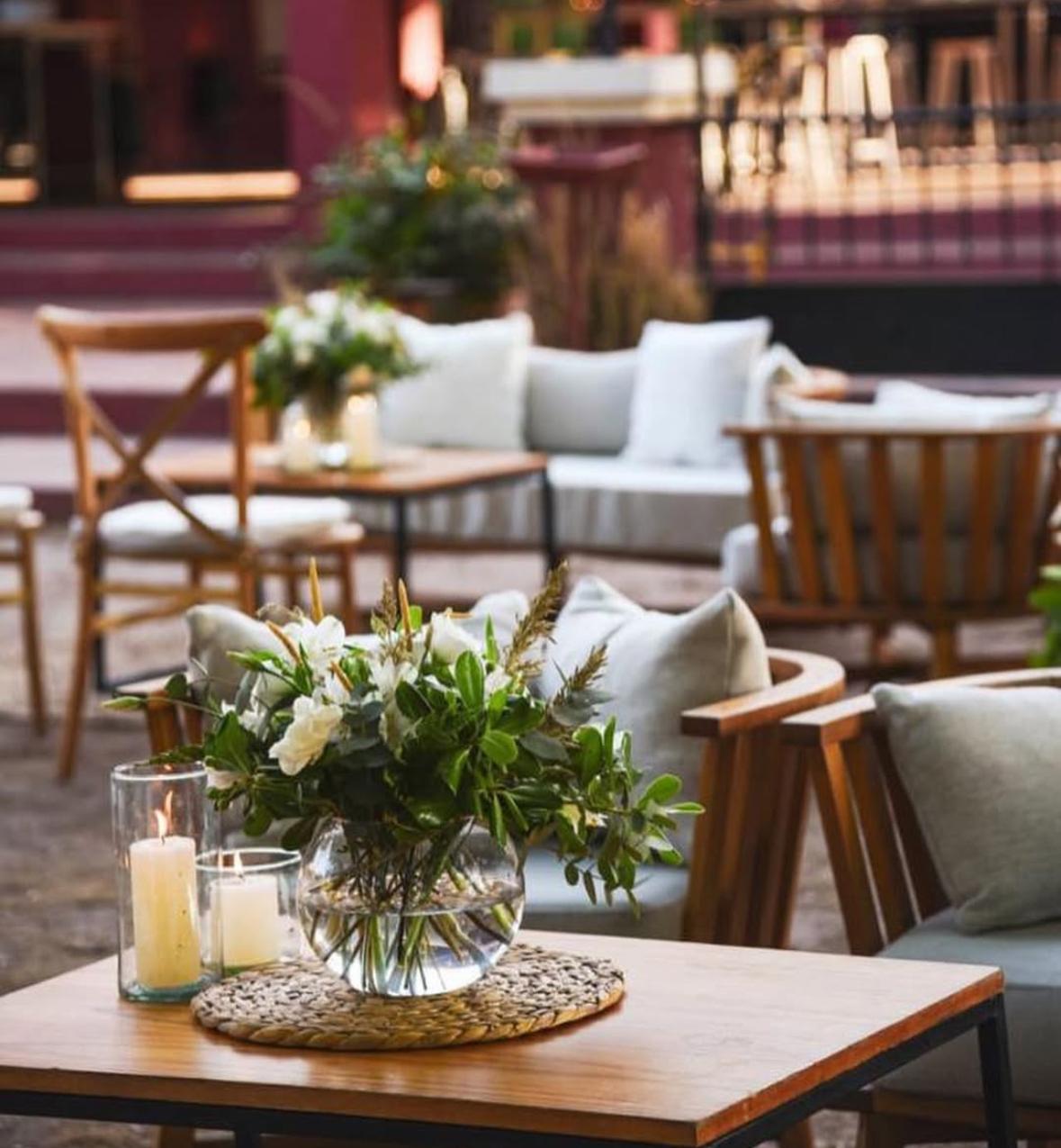 Mesa de interior con arreglos